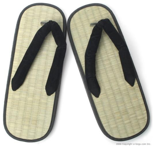 Zori Sandales japonaises peu coûteuses, la plupart du temps portées avec des chaussettes blanches.