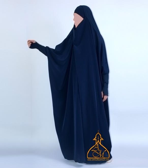 Jilbab Robe longue portée par les femmes couvrant le corps, excepté les
