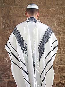 Talit Vêtement à quatre coins dont chacun d'eux est garnis de franges (prescription biblique) propre au judaïsme.