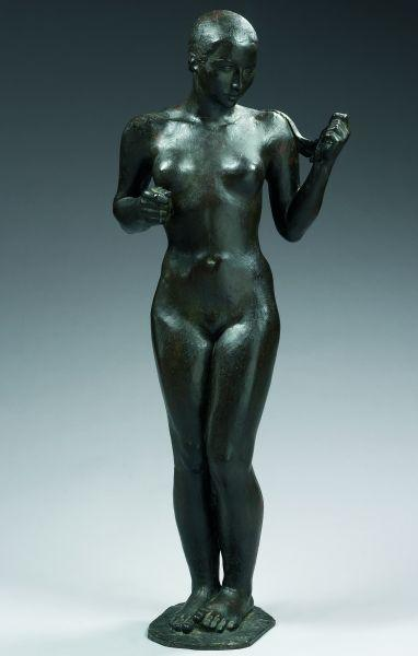 Lot 57 vente 6619 Vadime ANDROUSOV (1895-1975) «Femme nue sur une terrasse» Sculpture en bronze à patine vert antique. Fonte ancienne. Stylisation Art Déco. Belle attitude naturaliste.
