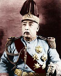 Yuan Shikai Homme d'état chinois (Xiangcheng, Henan, 1859-Pékin 1916) Lieutenant de Li Hongzhang, il reçoit en 1884 le commandement des troupes chinoises en Corée après la rébellion de 1882 et y est