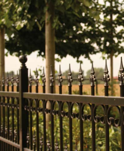 La sécurité en beauté Les clôtures ornementales installées autour des maisons privées, des entreprises, et de plus en plus souvent autour des parcs et des jardins, remplissent une double fonction.