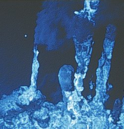 Le processus de circulation hydrothermale se fait alors en trois étapes» (Juteau et Maury, 1997). L'eau froide pénètre dans la croûte (phase de recharge).