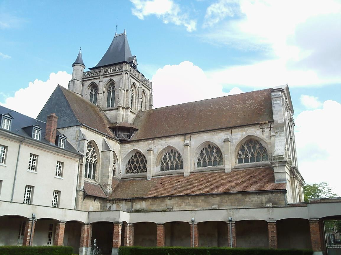 L église saint Taurin, fondée au VI ème siècle, faisait partie de l