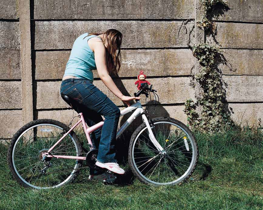 Ci-contre, Nicola, une des filles Jones, avec le vélo qu elle a reçu en cadeau pour son anniversaire.
