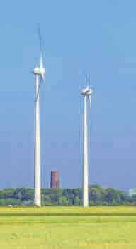 Les pales sont toujours orientées face au vent par un système de gouvernail pour le petit éolien et par une gestion électronique pour les éoliennes de grande dimension.