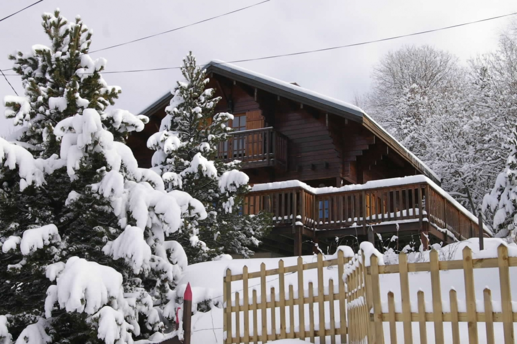 vers les stations de ski Font-Romeu et Pyrénees 2000 est imprenable depuis les grandes terrasses. La maison est multifonctionnel et également pour la location et pour faire des chambres d hôtes.