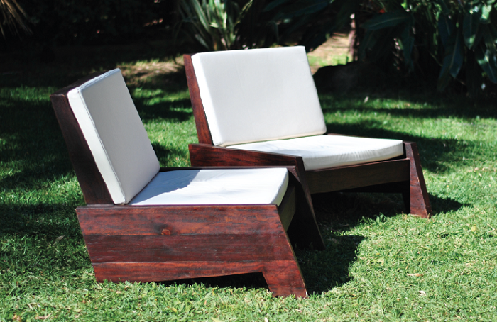 Une petite sélection de meubles "stars" Than, le fauteuil en bois qui invite à la détente Sous une terrasse couverte, dans une