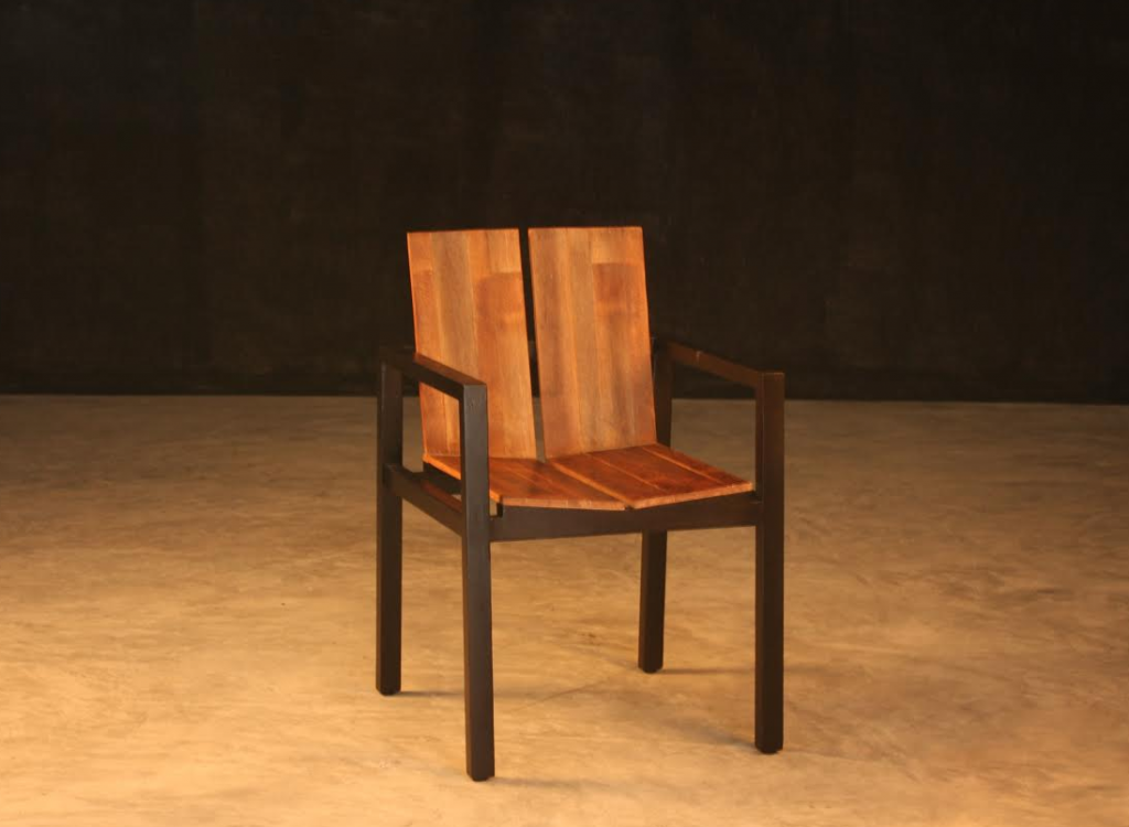 .. ce fauteuil en bois se démarque par sa structure minimaliste, à la fois chic et décontractée.