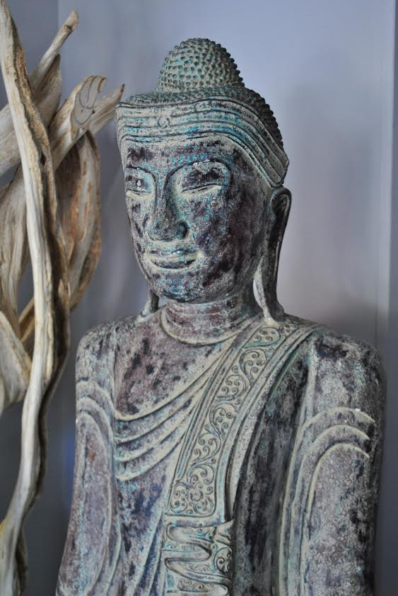 Bouddha, l'objet déco original et indispensable Sculpté à la main, le bouddha symbolise bien-être, protection et sérénité.