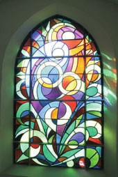 La Vierge à l Enfant les vitraux Les vitraux en verre coloré, de Raphaël Lardeur illustrent la vie de la Vierge et éclairent les nefs