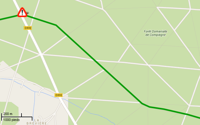 Traversée de la D332 (+ de 5000 véh/j) : barrières + stop vélo + bande verte et