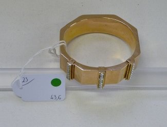 23 Bracelet Estimation : 500 / 700 Euros Adjugé(e) : 720 Euros Bracelet rigide ouvrant en or à gradins et 3