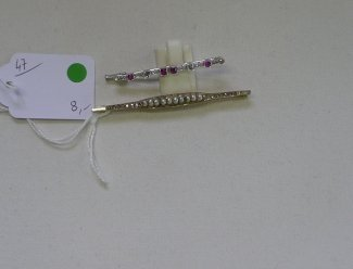 DT, roses et perle de culture bouton) (TDD : 54,5). 6,9 g.