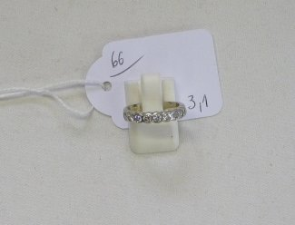64 Lot en or et or gris Estimation : 60 / 90 Euros Adjugé(e) : 130 Euros Lot en or et or gris : Paire de petites créoles, E) 2 paires de boucles d'oreilles (perles de culture). 6 g.