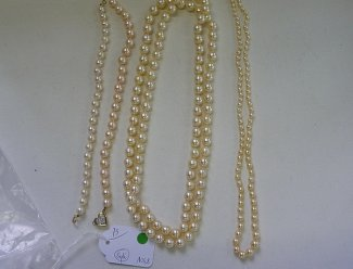 75 Collier Estimation : 300 / 500 Euros Adjugé(e) : 600 Euros Long collier d'un rang de perles de culture de