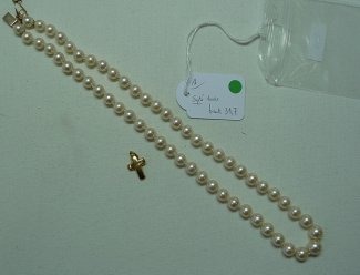 1 Collier Estimation : 150 / 250 Euros Adjugé(e) : 350 Euros Collier de perles de culture d'un rang en légère chute, fermoir en or