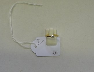 87 BRACELET ET COLLIER Estimation : 300 / 500 Euros Adjugé(e) : 580 Euros Bracelet 3 ors torsadés (Saphirs), collier en or. 37,4 g.