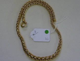 95 LOT EN OR Estimation : 150 / 250 Euros Adjugé(e) : 340 Euros Lot en or: 2 anneaux, débris de bracelet, E) anneau. Poids d'or pesable: 16,5 g brut.