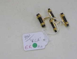 99 bis VCA Estimation : 400 / 600 Euros Adjugé(e) : 950 Euros VCA: paire de boutons de manchettes en or articulé à bâtonnets gravés de corail