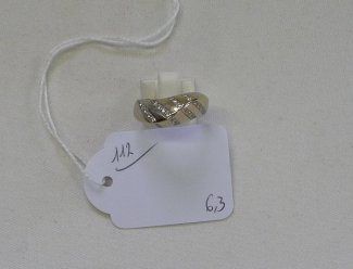 110 LOT EN OR ET OR GRIS Estimation : 120 / 180 Euros Adjugé(e) : 260 Euros Lot en or et or gris: 5 bagues (pierres imitation, diamants), 4 boucles d'oreilles (déformations, égrisures). 16,2 g.