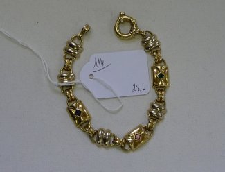 114 BRACELET Estimation : 200 / 300 Euros Adjugé(e) : 400 Euros Bracelet 2 ors (pierres imitation).