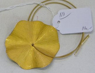 133 NIESSING, FLOWER DISC IRIS Estimation : 200 / 400 Euros Adjugé(e) : 480 Euros NIESSING, Flower Disc Iris: collier serpentin en or avec son pendentif corolle en