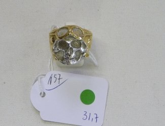 154 LOT EN OR ET OR GRIS Estimation : 60 / 100 Euros Adjugé(e) : 110 Euros Lot en or et or gris: bague solitaire (Pierre imitation), anneau diamanté (TDD: 54), bracelet d'identité chiffré. 6,4 g.