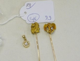 158 COLLIER Estimation : 200 / 300 Euros Adjugé(e) : 350 Euros Collier serpentin en or, pendentif en or (20 Fr F). 19,9 g.