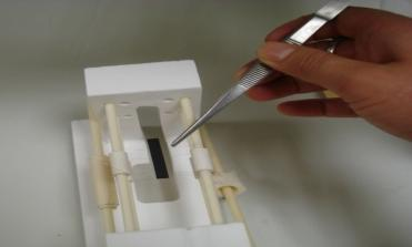 1 La technique RFDA Les études ont été faites sur des échantillons issus de la même plaque de verre métallique massif Zr 55 Cu 30 Al 10 Ni 5 de 1.4 mm d épaisseur (Figure1).