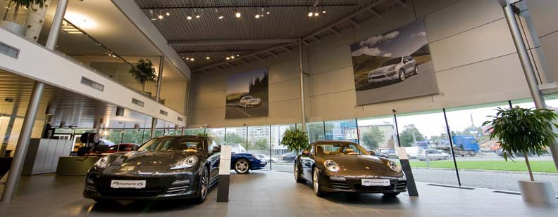 D une surface totale de 1 800 m², il comprend un showroom de 450 m² exposant la gamme complète des véhicules Porsche, une zone de services, un magasin d accessoires et une aire de stockage.