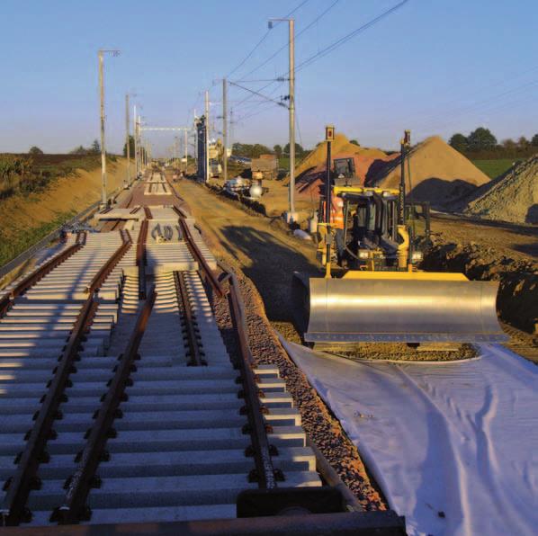 7 TRAVAUX FERROVIAIRES Partenaire des chemins de fer Luxembourgeois depuis plus de 30 ans, Tralux Construction participe activement à la réalisation de projets de voies ferroviaires (terrassement,