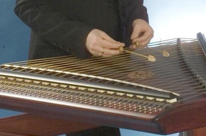 Ces deux modes d'émission définissent deux grandes catégories d'instruments : les instruments à vent et les instruments à cordes.