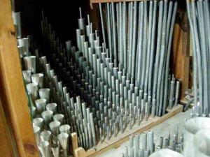 - 18 - Diversité des formes des tuyaux d'orgue Les instruments à percussion 4 Ils regroupent une très vaste catégorie d'objets qui émettent un bruit ou un son lorsqu'on les frappe, qu'on les secoue