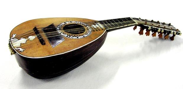 Au XVIIe siècle, la mandoline milanaise se caractérise par six chœurs de cordes doubles qui sont pincés avec les doigts. La mandoline napolitaine apparaît vers la fin du XVIIIe siècle.