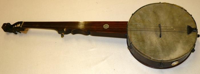 Il est utilisé dans la musique folklorique américaine. The Banjo Player, David W. Haddon Banjo, W. Roucher, Baltimore, fin XIXe S.