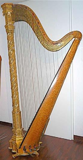 La harpe dite celtique comporte un petit crochet situé sous chacune des chevilles permet d élever le son de la corde correspondante d un demi-ton.