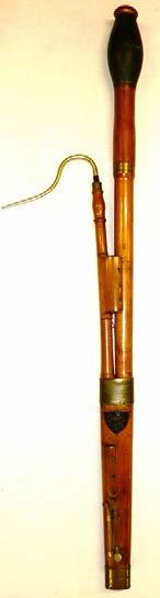 - 42 - La famille des clarinettes La clarinette est un instrument à anche simple, à perce cylindrique se terminant par un pavillon faiblement conique.