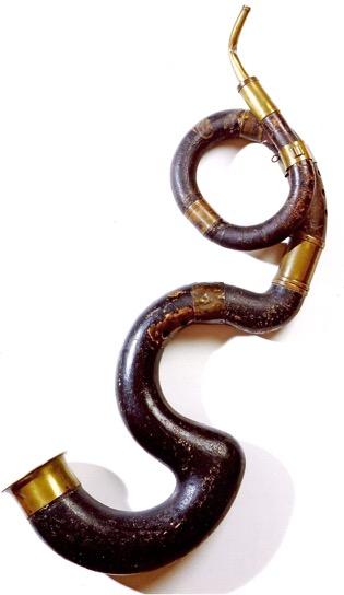 Cornet à bouquin Cors alpestres Serpent d église Variations sur le thème des cuivres Au cours du XIXe siècle, les facteurs ont construit de nombreux instruments aux formes variées et