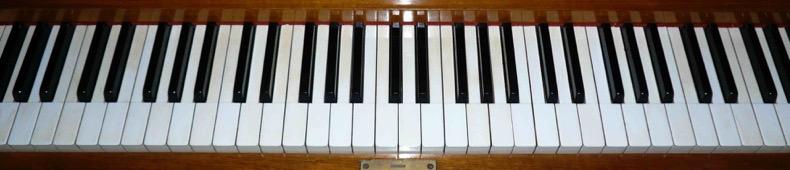 - 52 - Des claviers et des cordes Par l'intermédiaire d'un clavier, on peut faire sonner une corde, soit en la pinçant (clavecin), soit en la frappant (pianoforte, piano).