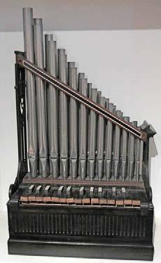 Il existe des instruments de toutes tailles, depuis le petit orgue portatif qui aligne quelques dizaines de tuyaux et un seul clavier jusqu'aux grandes orgues des cathédrales qui comptent plusieurs