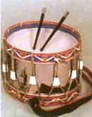- 60 - Les instruments à percussion Avec des peaux tendues Le tambour est peut-être l instrument le plus universel. Tous les groupes humains en ont construit sous les formes les plus diverses.