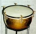 La caisse claire est un petit tambour d'une cinquantaine de centimètres de diamètre et d'une quinzaine de haut.