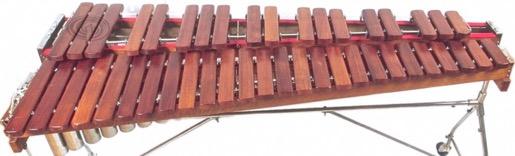 Tambourin Des lamelles de bois ou de métal Ce sont des instruments mélodiques caractérisés par des jeux de lamelles sonores en bois (xylophone) ou en métal (métallophone) disposées à la manière d un