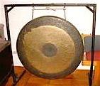 - 62 - Le gong est un instrument d'origine orientale, consistant en un disque métallique de plus ou moins grand diamètre aux bords relevés.