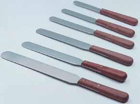 17 Spatule à manche bois Longueur : 140 mm, spécialement étudiée pour manipuler des petites quantités de produits.