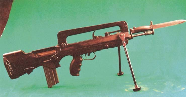 CHAPITRE 1 CARACTÉRISTIQUES GÉNÉRALES INTRODUCTION Le fusil d'assaut MAS 5,56 mm modèle F1 est une arme individuelle, automatique et à tir mixte ; il est organisé pour le tir à balle jusqu'à 300 m et