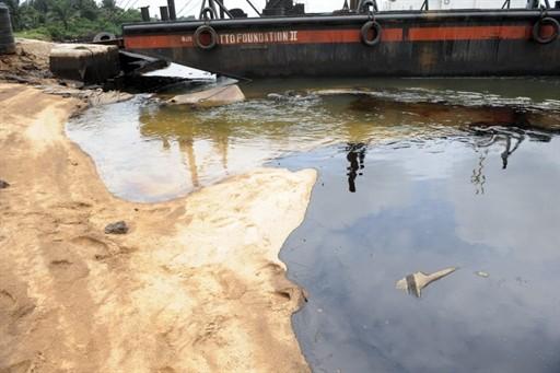 Les marées noires oubliées du delta du Niger Depuis cinquante ans et dans le plus grand silence, le pétrole brut se déverse en flots continus et pollue cette région.