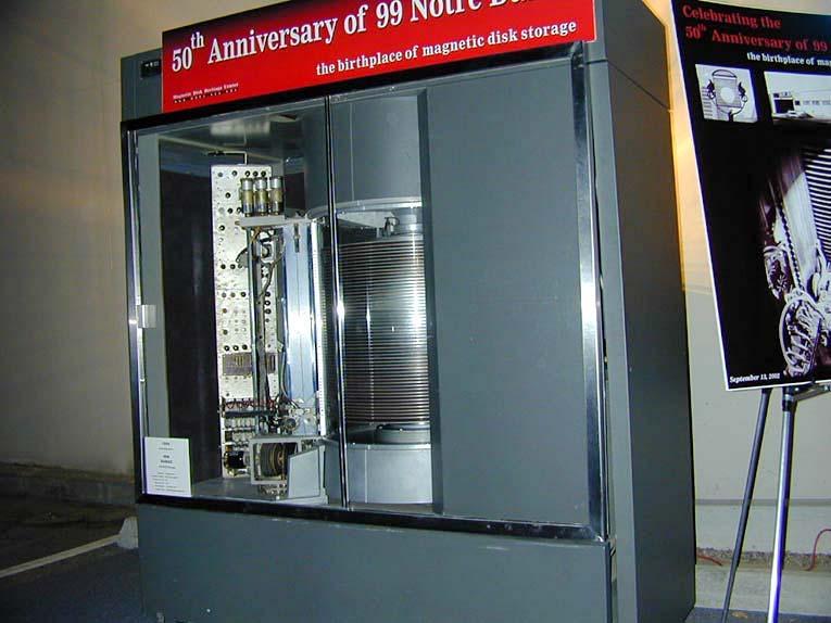 7 Enregistrement numérique magnétique 1956 : Le 1 er disque dur IBM : Le RAMAC 305 50 disques en aluminium