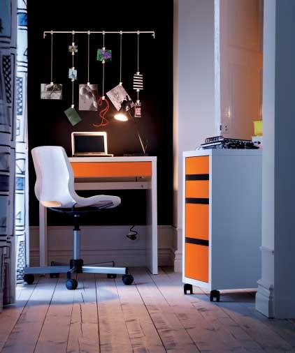 bureau et un caisson de rangement colorés (gamme «Micke»). Le tout est signé Ikea. 2.
